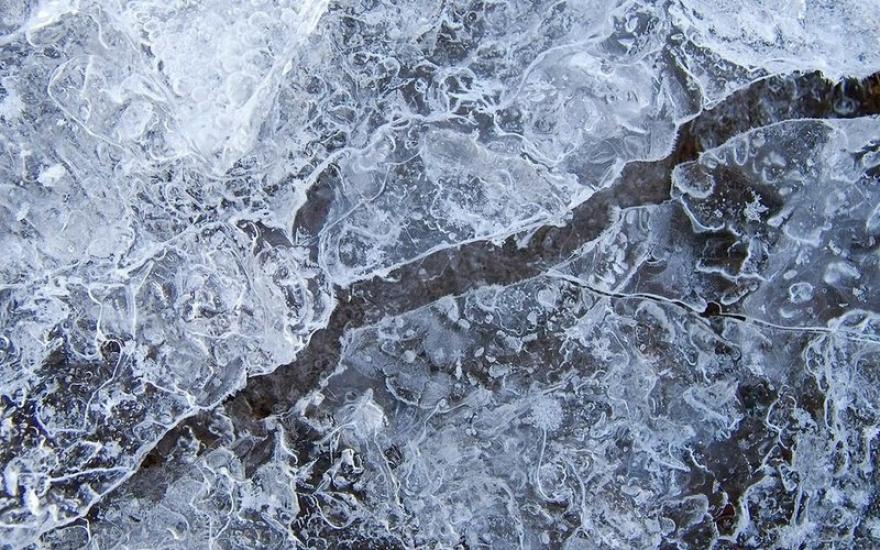 Тонкий лед беспокоит МЧС: предупредите детей об опасности
