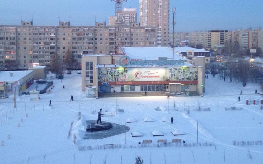 «Город никак не прореагировал»: курганцы сами ночью почистили от снега памятник Мальцеву