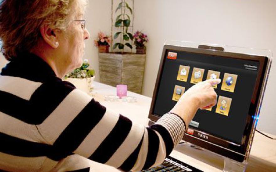 Пенсионеры теперь онлайн: их учат компьютерной грамоте