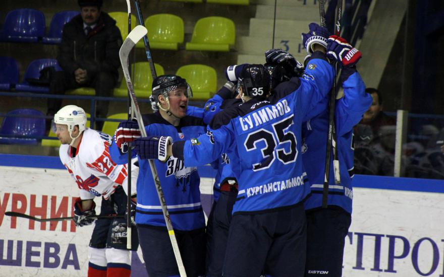 Курганские хоккеисты забросили четыре безответные шайбы в ворота «Сокола» из Красноярска