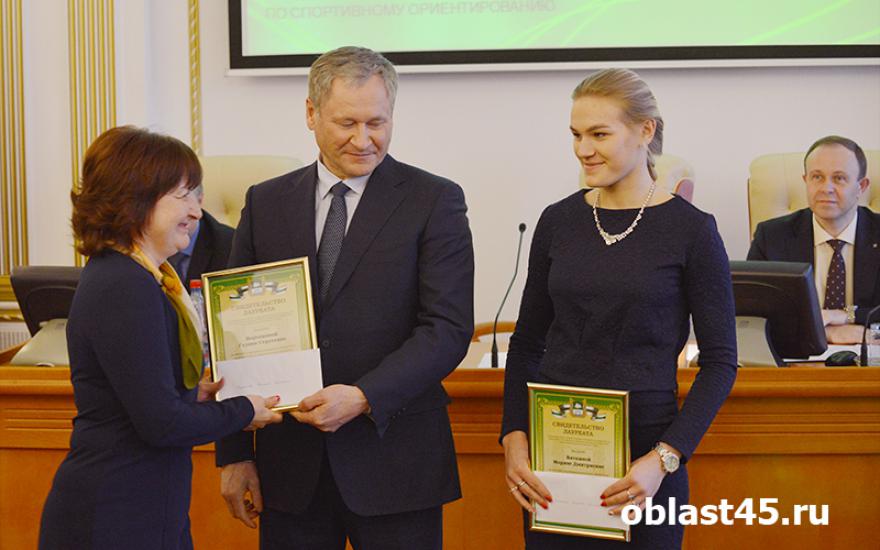 Алексей Кокорин вручил денежные премии лучшим спортсменам и тренерам Курганской области.