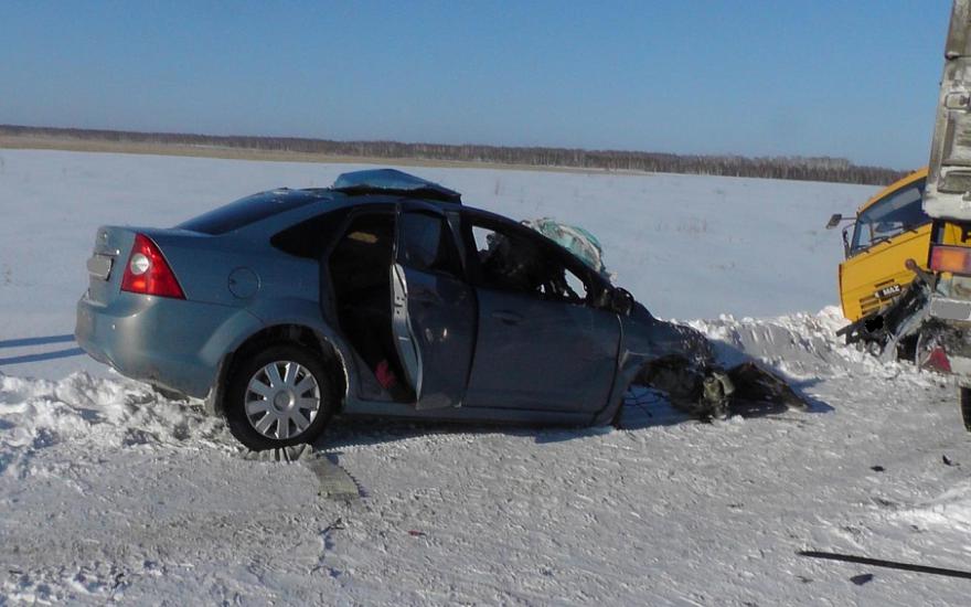В Курганской области «Форд Фокус» столкнулся с КАМАЗом. Погибли четыре человека