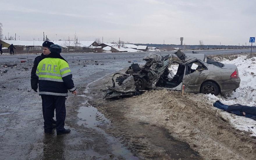 ДТП около завода «Курганстальмост»: Мерседес всмятку, водитель погиб