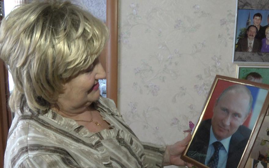 Портрет Путина с личной подписью стал подарком жительнице Кургана. А что еще горожане попросили бы у президента в качестве презента?