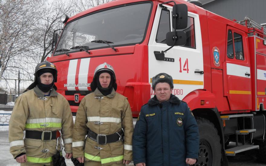 Зауральские пожарные спасли из огня троих детей