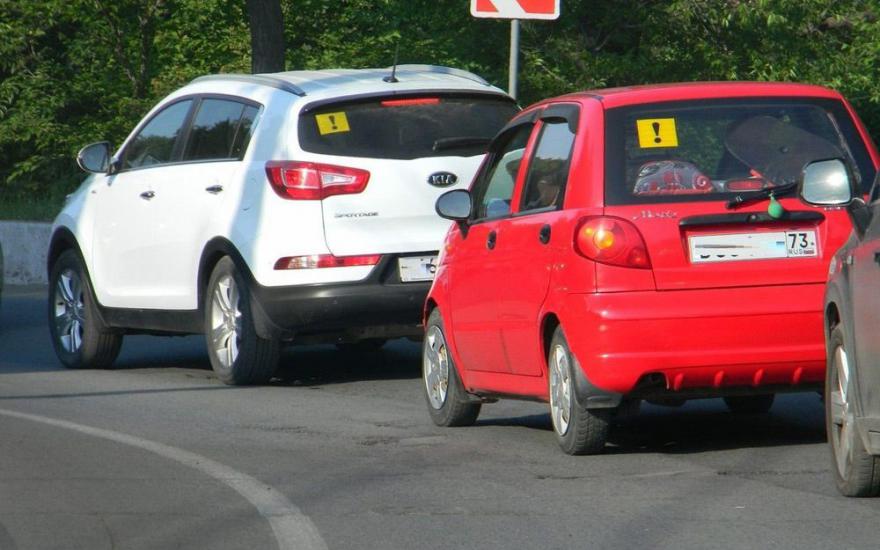 Неопытным водителям запретят брать на буксир другие автомобили
