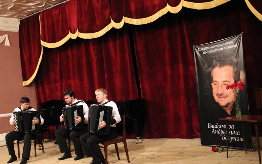 «Он был добрым гением»: курганцы почтили память Владимира Басунова концертом.