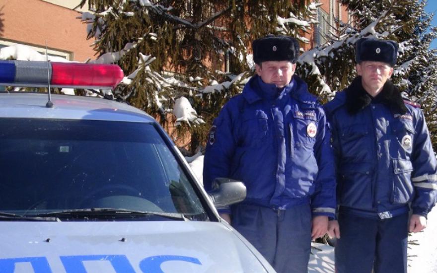 В Зауралье полицейские спасли замерзающих женщин и детей-инвалидов из сломанного автомобиля
