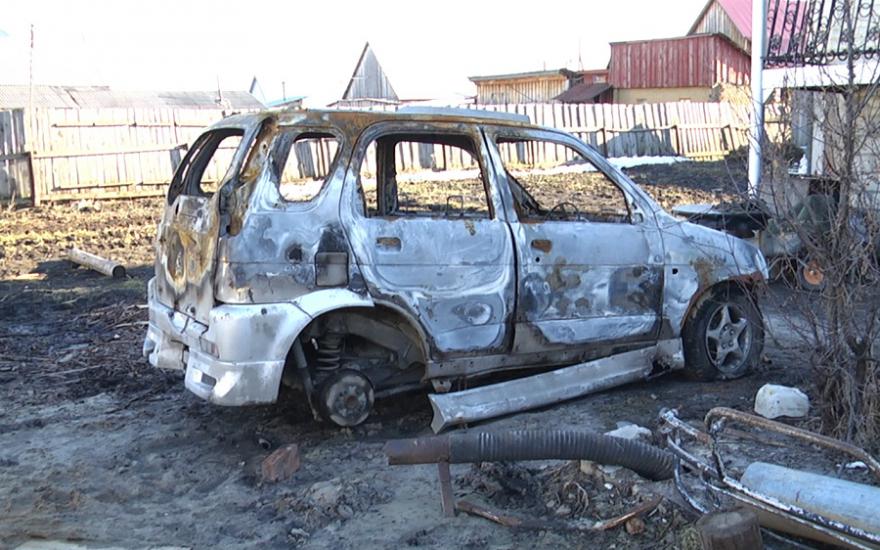 В Кургане война управляющих компаний. Из жертв — сгоревший автомобиль.