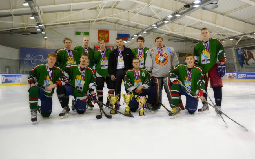 Каргапольский «Колос» выиграл кубок Курганской области по хоккею.