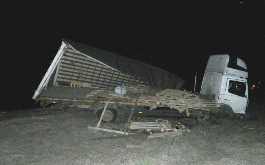 В Зауралье водитель Мерседеса врезался в грузовик и сбил насмерть мужчину
