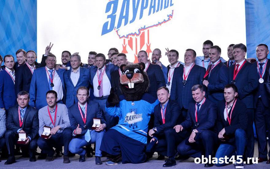 В Кургане хоккеисты и тренерский штаб «Зауралья» получили серебряные медали.