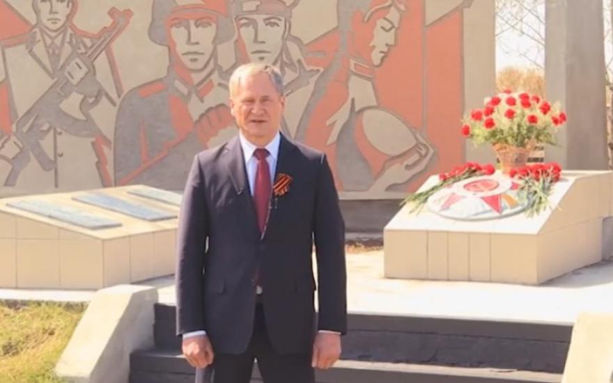 Глава Курганской области Алексей Кокорин читает стихи о войне.