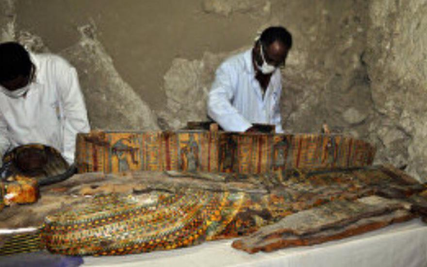 Египетские археологи обнаружили 17 мумий в подземной усыпальнице