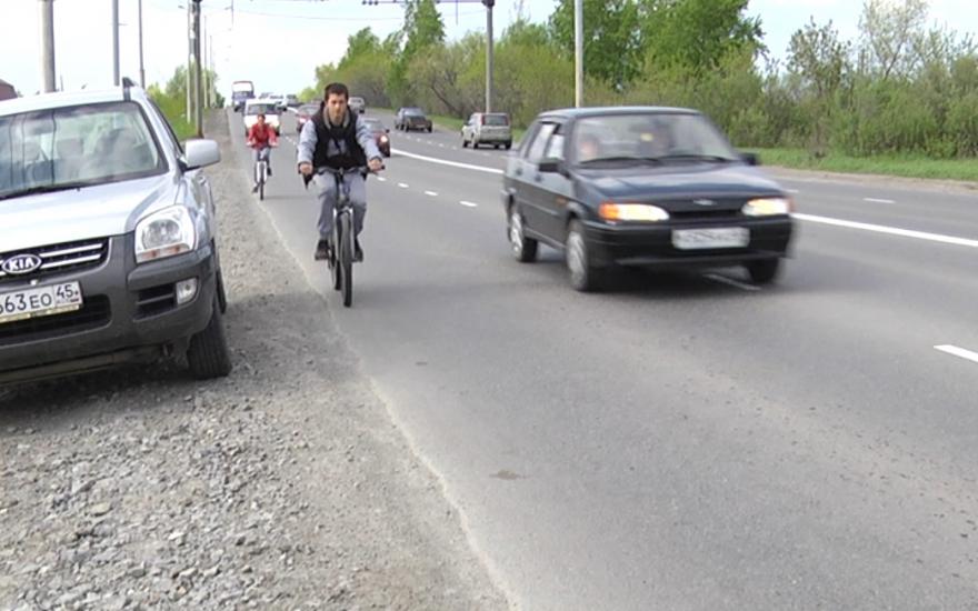Курганцы рискуют жизнью, перемещаясь на велосипеде по городу.