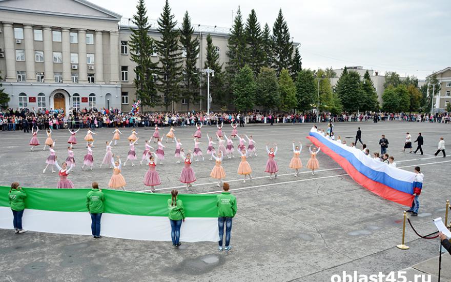Название праздника 12 июня знают половина россиян