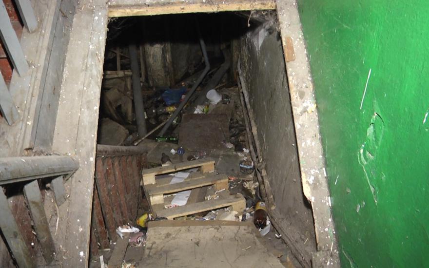Жильцы одного из курганских домов ругаются с управкомпанией из-за мусора.