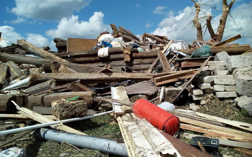 Люди без домов, дома без крыш: в Зауралье устраняют последствия урагана.