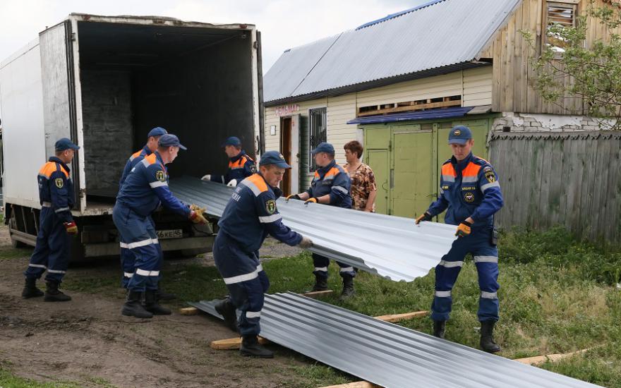 Зауральские спасатели ремонтируют крыши в деревне Малое Песьяново.