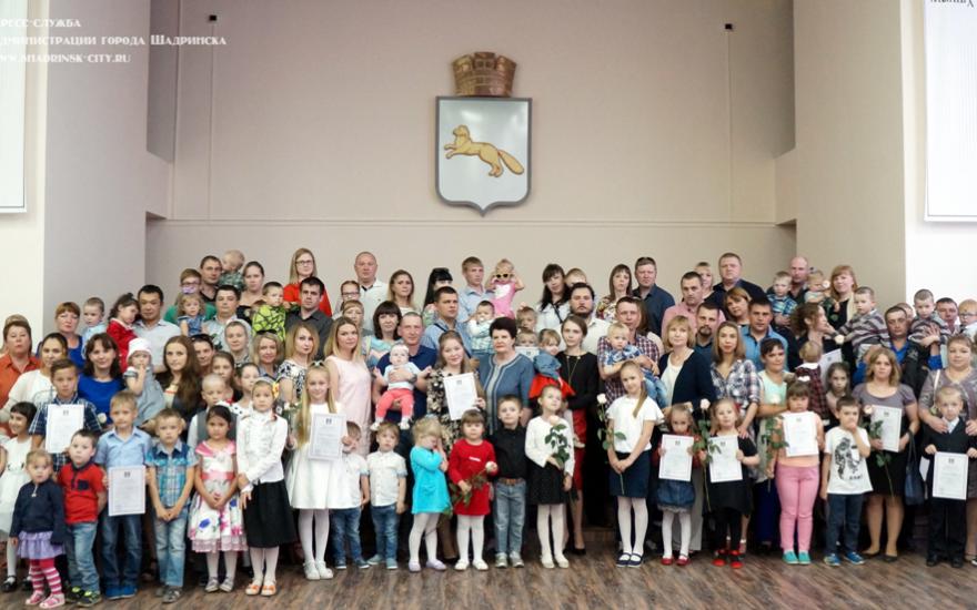 В Шадринске 30 молодых семей получили сертификаты на жилье