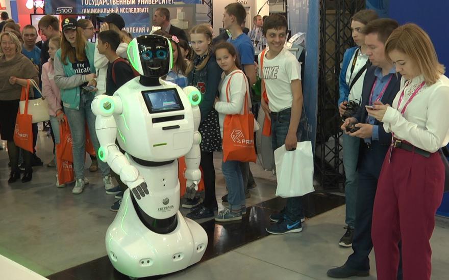 ИННОПРОМ-2017: с гостями беседовали роботы Сбертроник и Кибернетик.