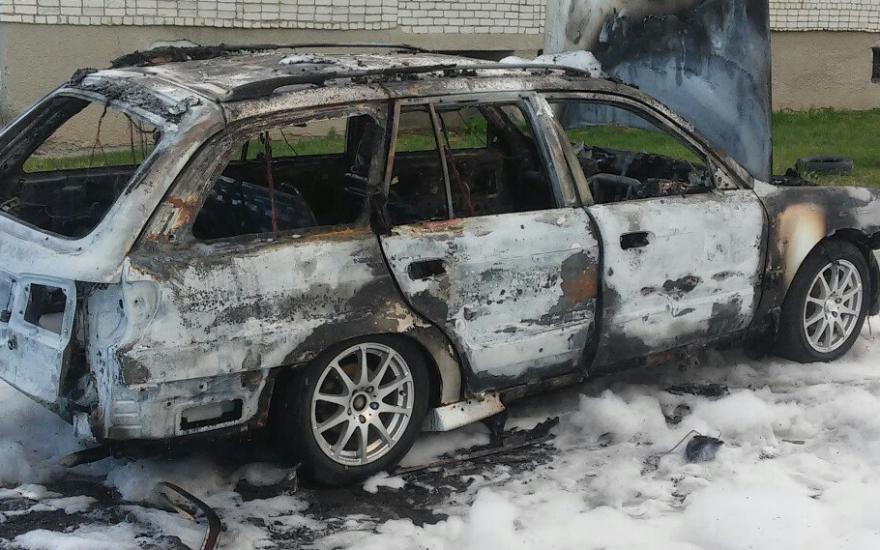 В Кургане под окнами домов сгорел автомобиль