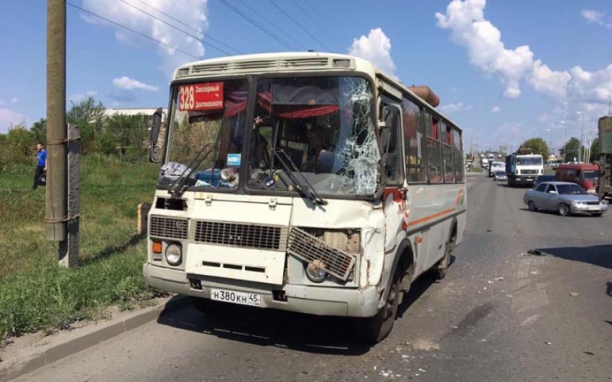 «Ты в эфире!»: в Кургане столкнулись пассажирский автобус и ВАЗ.