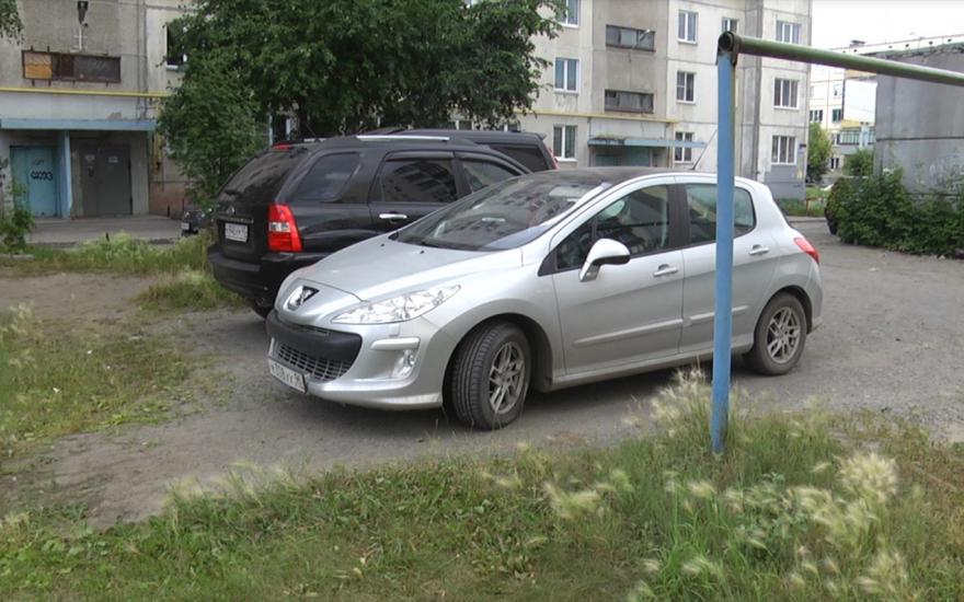 В Кургане жительница Екатеринбурга оспорит наказание за парковку на газоне.