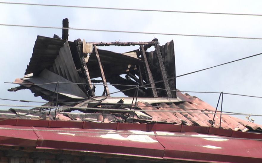 Крышу сгоревшего общежития в Кургане пока закрыли полиэтиленом.