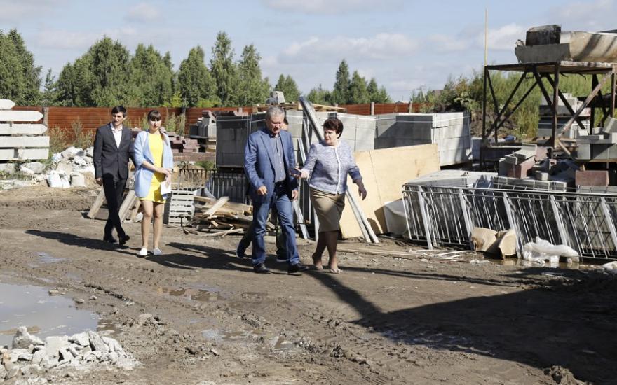 Губернатор Курганской области проверил дома для переселенцев в Шадринске.