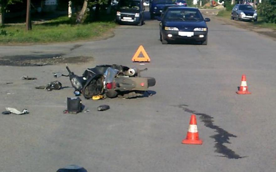 В Курганской области пьяный скутерист попал в аварию