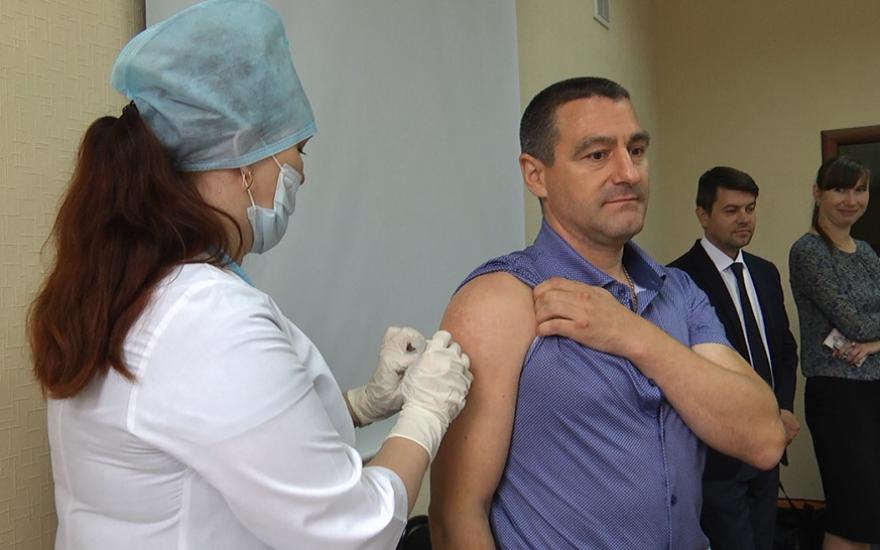 «Не доводить дело до ручки». Депутат Госдумы поставил в Кургане прививку.