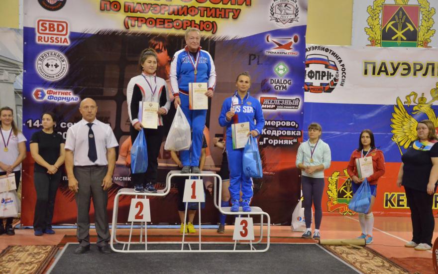 Спортсменка из Кургана заняла первое место на кубке страны по пауэрлифтингу