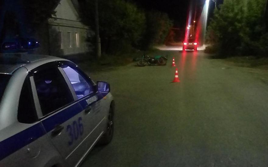 В Зауралье подросток на мотоцикле врезался в автомобиль. Водитель машины скрылся с места ДТП