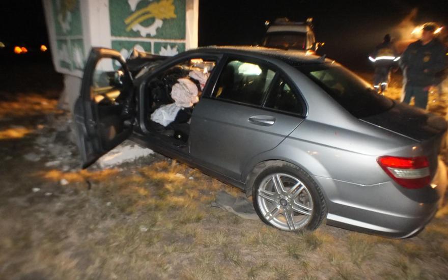 В Кургане автомобиль врезался в стелу на выезде из города. Погиб мужчина