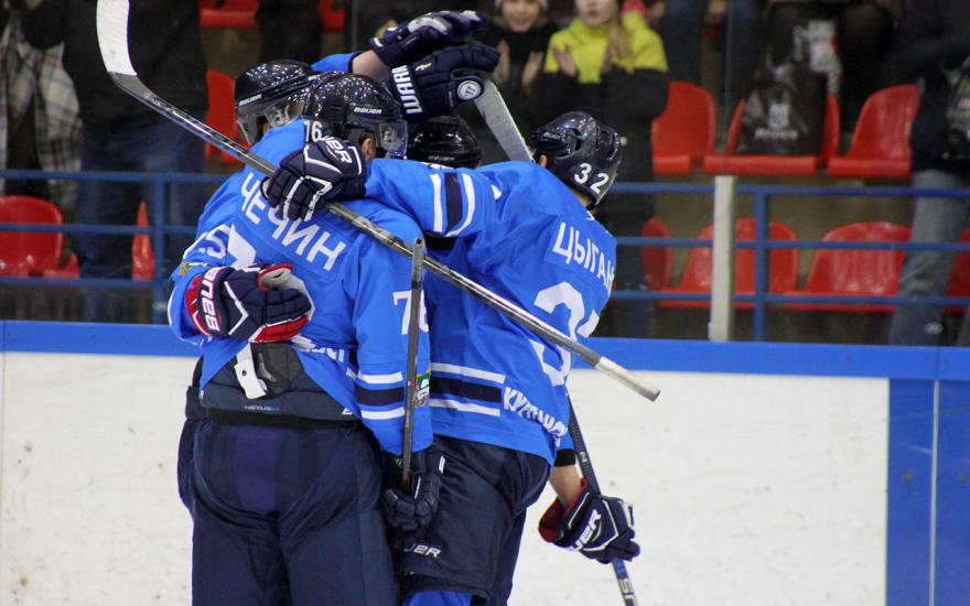 Курганские хоккеисты одержали шестую победу подряд и вошли в тройку лидеров