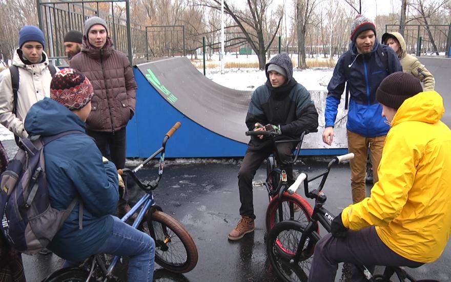 Курганские скейтбордисты и велосипедисты оценили новую площадку за 5 миллионов рублей.