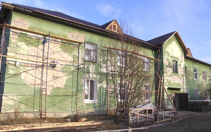 В Шадринске дом без крыши до сих пор не отремонтирован: подрядчик рискует не получить деньги.