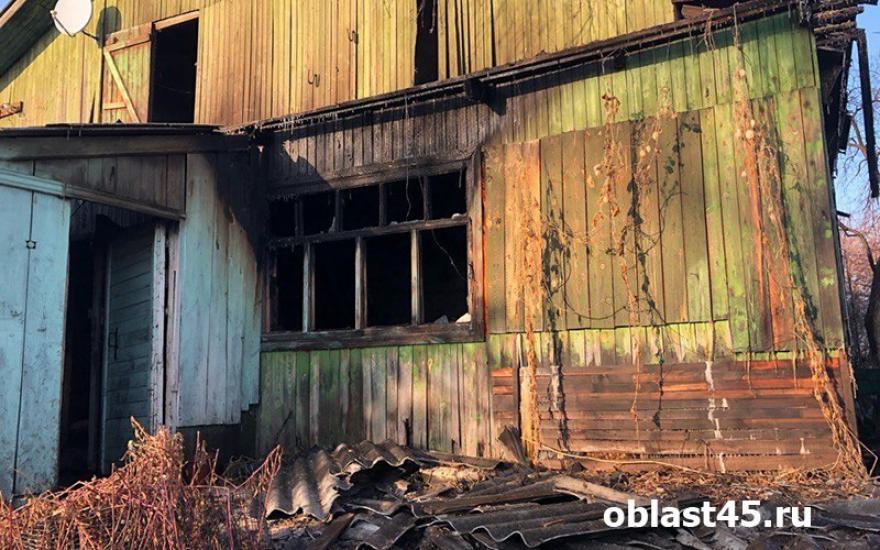 Жителям сгоревшего дома в селе Иковка негде жить. Власти бездействуют.