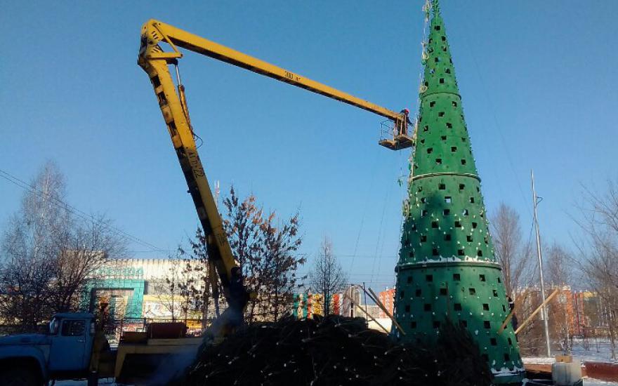 В Кургане в микрорайоне Заозерный устанавливают новогоднюю ель