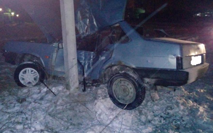 В Шадринске водитель врезался в столб и попал в больницу