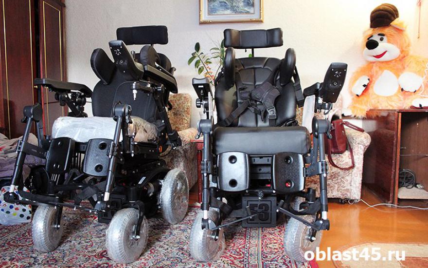 В канун Нового года зауралец получил два инвалидных кресла.
