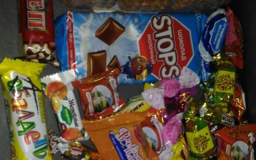 «Вкус не шоколада, а прогорклого масла»: в Кургане родители пожаловались на подарки от главы города