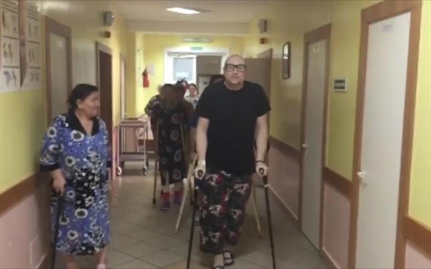 «Учимся заново ходить»: певец Шура делает первые шаги после операции в Кургане.