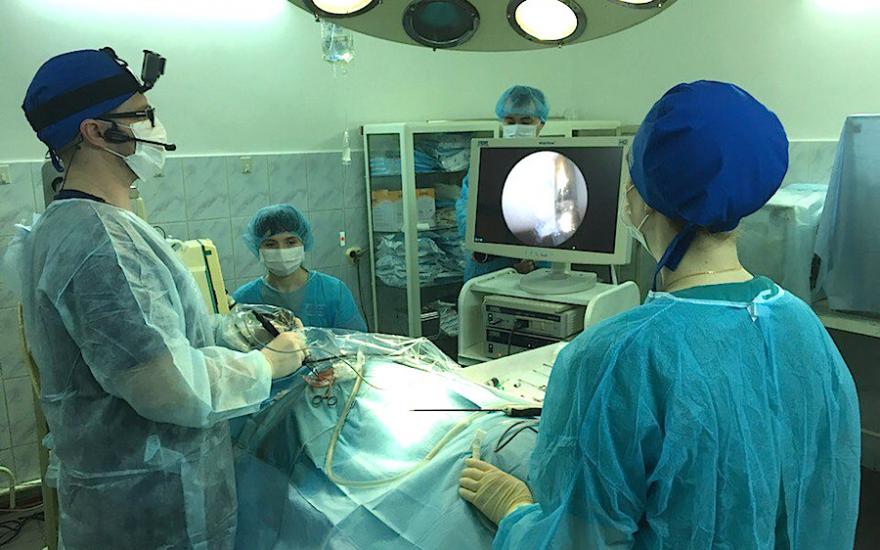 Курганские врачи провели уникальную операцию в прямом эфире.
