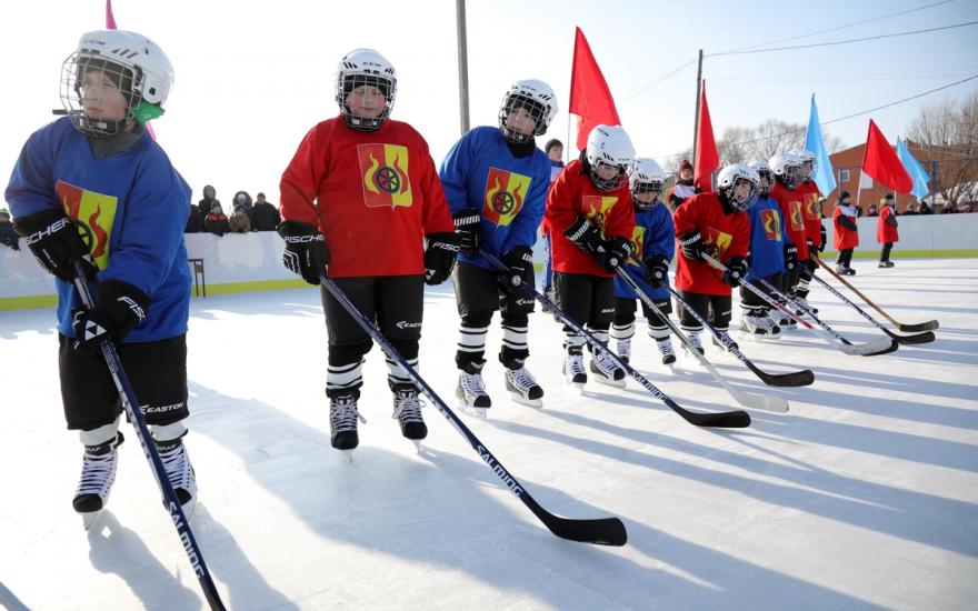 В Варгашах построили хоккейный корт за 5 млн рублей.