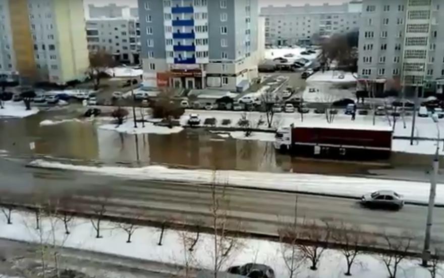 В Кургане затоплен проспект Голикова. Дома и торговые центры Заозерного без воды.