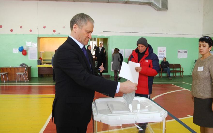 Губернатор Курганской области Алексей Кокорин не скрывает свой выбор.