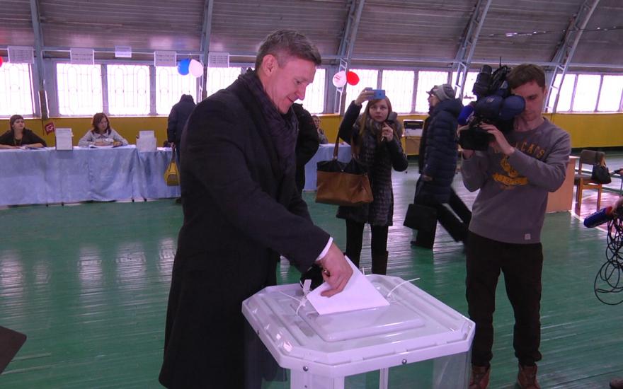 На участке, где голосовали Фролов и Руденко, включили гимн Советского союза.