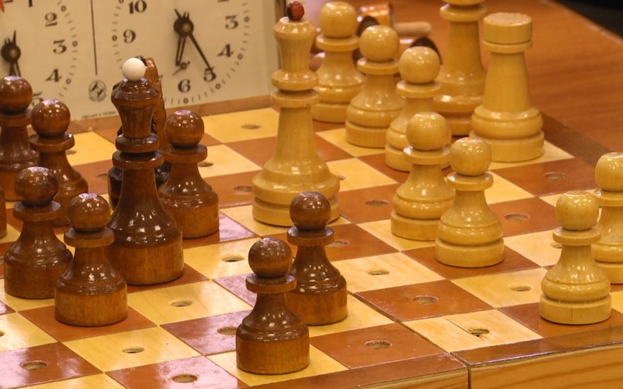 Курганские любители шахмат двигают фигуры на ощупь.